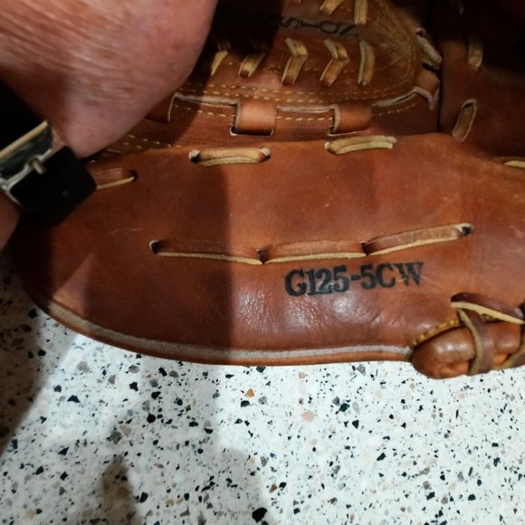 Louisville Slugger G125-5CW RHT Professional Player Design Made in Japan Glove - Picture 5 of 10